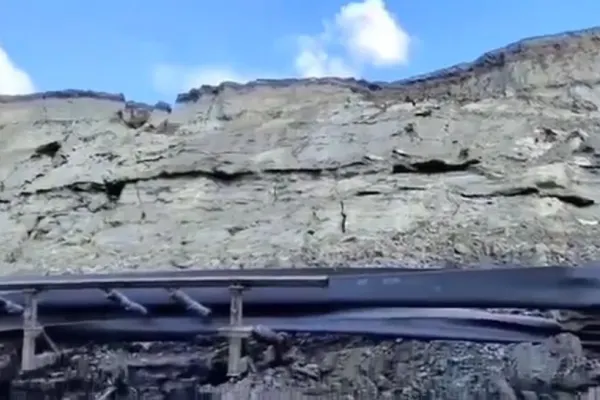 Accidente în lanț la Complexul Energetic Oltenia. Un perete uriaș de piatră s-a prăbușit la Cariera Roșiuța, chiar lângă muncitori
