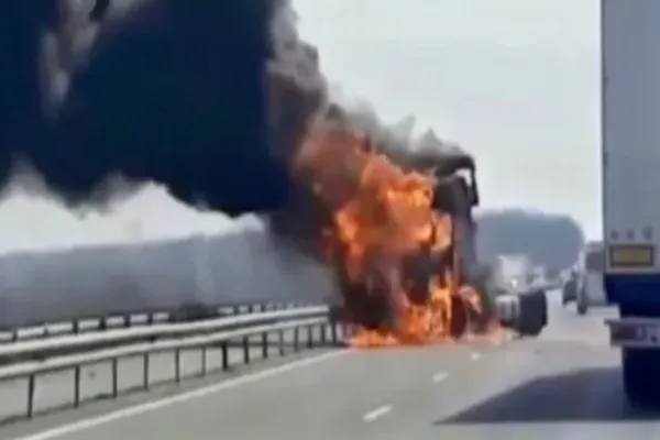 Trafic oprit pe A1 București- Pitești! Cabina unui autotren a ars ca o torță: când estimează polițiștii că va fi reluată circulația