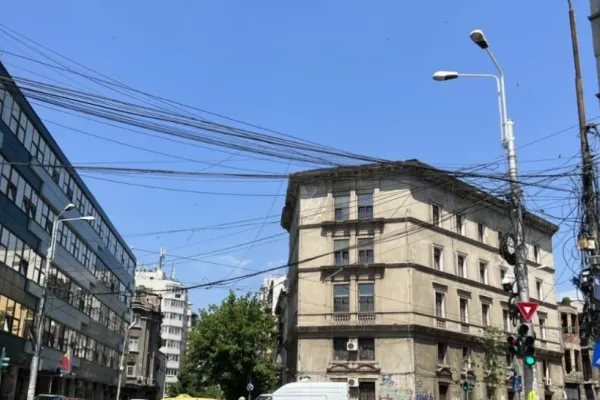 Nicușor Dan anunță demontarea cablurilor de pe stâlpii și bulevardele din București - Lucrări în zone din 5 sectoare