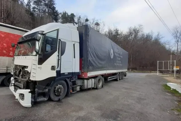Șofer de TIR din Ucraina, abandonat de patron în România, după un accident pe Valea Oltului: "Trăiește din mila colegilor, în parcare"