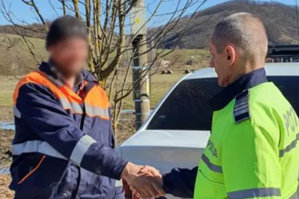 Un angajat la salubrizare a găsit o plasă plină cu bani pe câmp. Gestul pe care l-a făcut i-a lăsat pe polițiști cu gura căscată