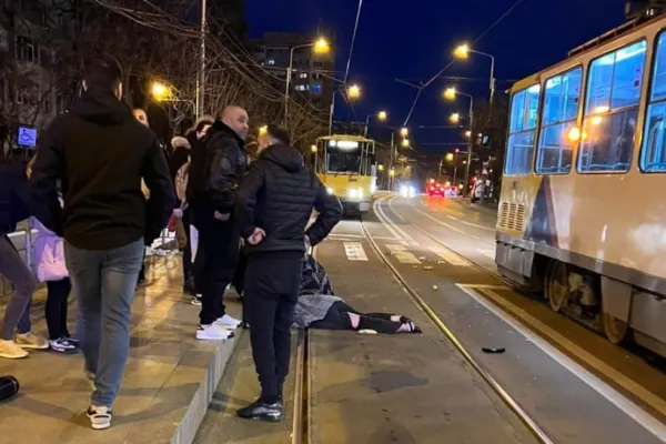 O femeie și fiica sa de șase ani, lovite de o mașină pe trecerea de pietoni, în Ploiești
