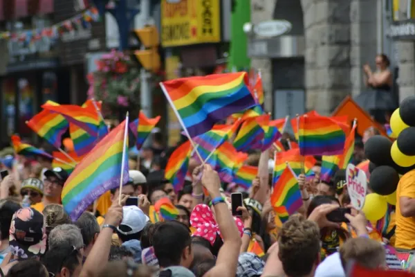 Trei români din Italia ademeneau tineri gay pe un site de dating, apoi îi jefuiau și îi băteau. Cel puțin 11 victime au fost hărțuite