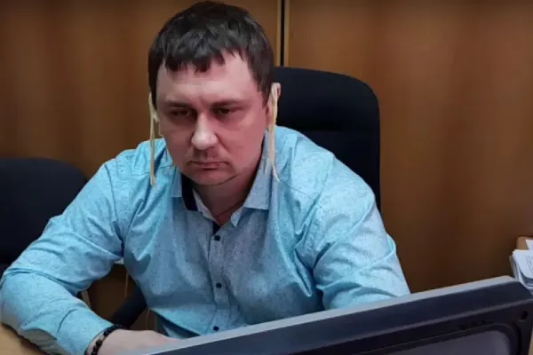 Sfidare pentru Putin. Un deputat I-a ascultat discursul cu TĂIȚEI agățați la urechi -  VIDEO