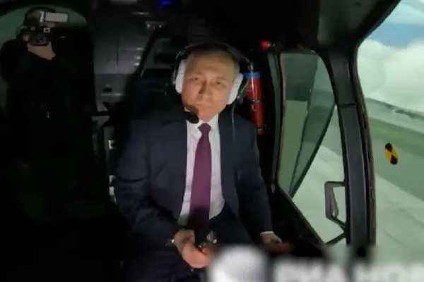 Putin s-a jucat de-a pilotul într-un elicopter virtual