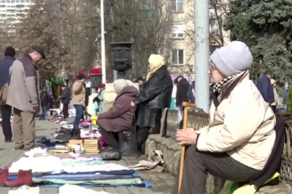 Pensionarii își scot la vânzare bunurile din casă pentru a face rost de bani! Drama oamenilor loviți crunt de facturi și scumpiri