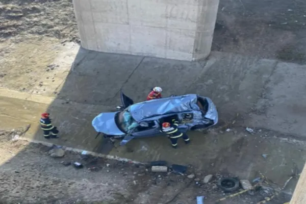 Accident cu două victime, dintre care una inconștientă, DN2, la ieșire din municipiul Urziceni către Buzău. Mașina în care se aflau a căzut de pe pod - FOTO