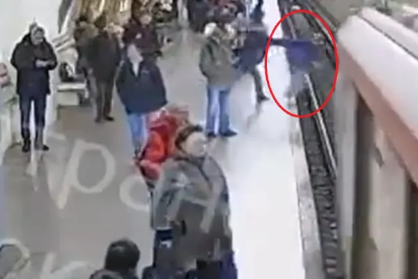 Un adolescent a SUPRAVIEȚUIT în mod miraculos, după ce a fost împins în fața metroului! Scene ȘOCANTE la metroul din Moscova - VIDEO
