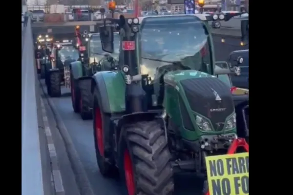 Capitala Uniunii Europene, paralizată de PROTESTE URIAȘE! Fermierii au BLOCAT străzile cu mii de tractoare - VIDEO