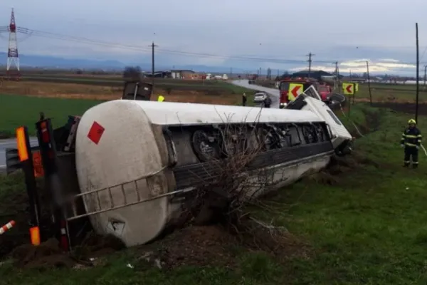 Accidente în lanț pe E 85, la Roșiori - 2 cisterne răsturnate, una cu motorină, alta cu apă, a pompierilor din Fălticeni, veniți la intervenție - FOTO