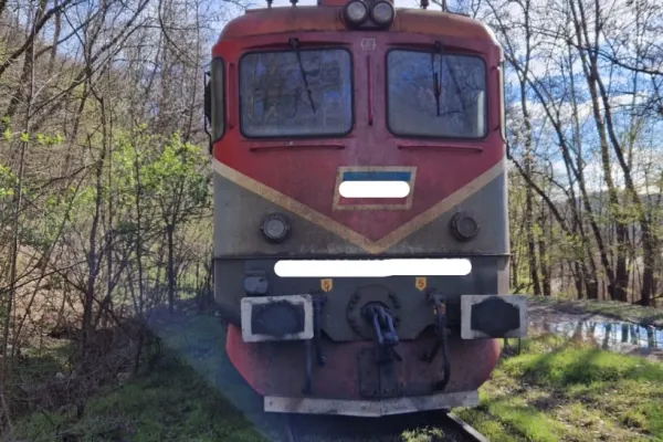 O locomotivă a DERAIAT în județul Vâlcea! Tone de motorină riscă să se infiltreze în sol, după ce rezervorul locomotivei s-a spart