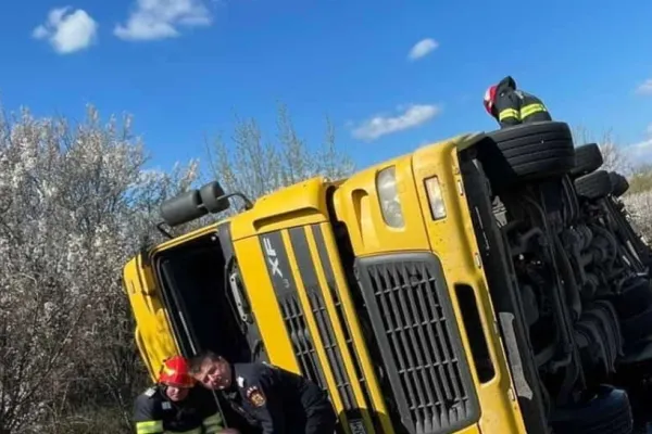 Accident grav pe șoseaua morții din Ialomița - O VICTIMĂ după ce un TIR s-a răsturnat - FOTO
