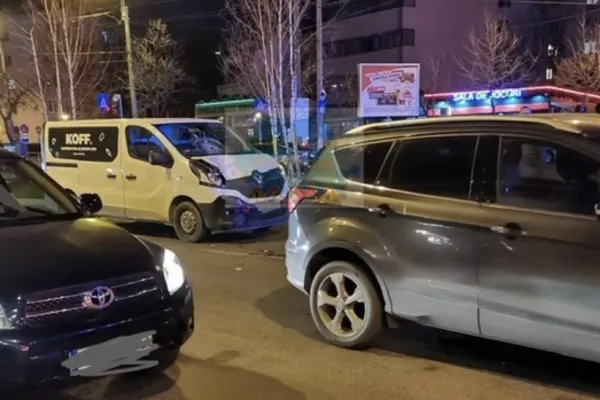 Accident violent în București: Un pieton, grav rănit într-o intersecție, în Sectorul 3 - A fost transportat urgent la spital - VIDEO