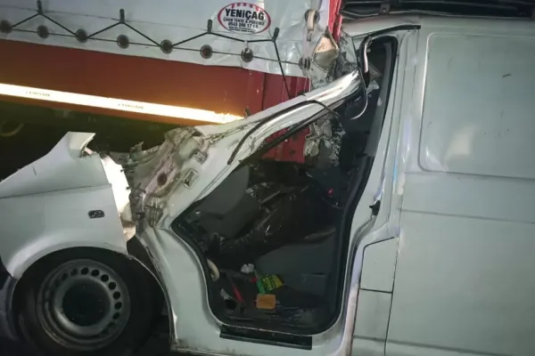 Accident ÎNFIORĂTOR în Dolj. 2 oameni au murit după ce au intrat cu duba sub un TIR - FOTO