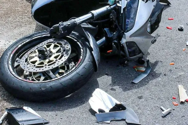 Accident șocant în Capitală după o criză de epilepsie la volan - Șoferul, dus urgent la spital după ce a lovit 2 mașini și o motocicletă