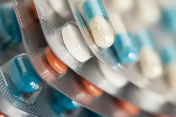 Ministerul Sănătății merge pe buna-credință a românilor. Nimeni NU poate verifica dacă o persoană ridică una sau mai multe doze "de urgență" din farmacii