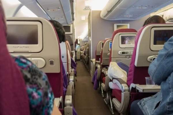 Alimente pe care NU trebuie să le mănânci niciodată în avion. Toți pasagerii fac greșeala asta