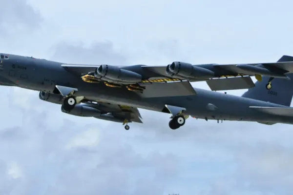 Mesaj de forță către PUTIN - Bombardier nuclear american, escortat de avioane NATO, inclusiv românești - Imagini spectaculoase