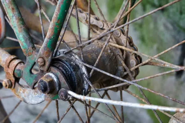 Consiliul Județean Vaslui, obligat să plătească despăgubiri de zeci de mii de lei unui biciclist care a căzut într-o groapă