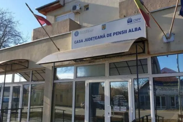 Clipe de panică la Casa de Pensii Alba. Zeci de persoane s-au autoevacuat după ce au simțit un miros puternic și înecăcios
