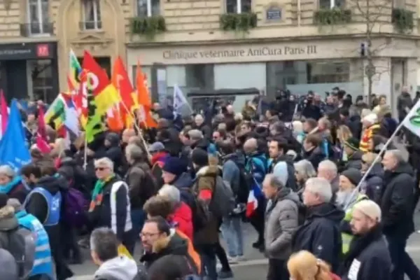 Proteste violente în Franța: peste un milion de oameni în stradă! Mai multe vehicule și obiecte au fost incendiate