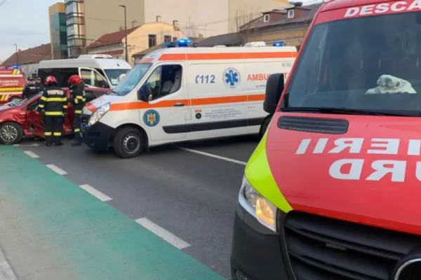 Accident grav în Cluj. Un autoturism s-a izbit de un microbuz. Doi copii, de 3 și 5 ani, au ajuns la spital