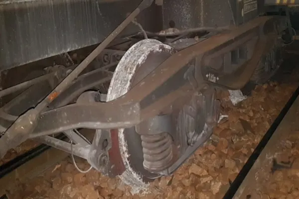 Nou accident feroviar GRAV - Un tren militar de 11 vagoane, încărcat cu blindate, A DERAIAT la Brașov - VIDEO