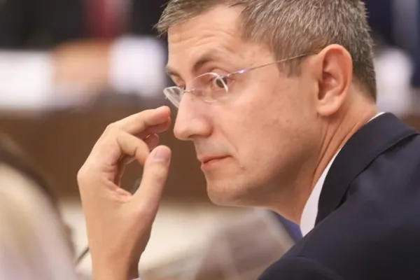 Dan Barna se recuperează în Grecia după accidentul de pe trotinetă - Petrecere pe un vas de LUX