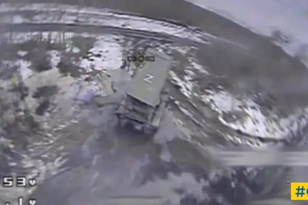 Momentul în care o dronă kamikaze a ucrainenilor distruge un lansator de rachete rusesc. Arma rușilor nu a avut nici o șansă