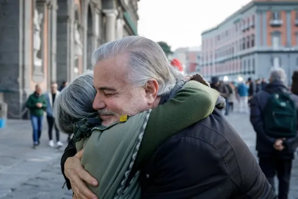 Un cuplu de români din Italia a fost prins la furat prin "metoda îmbrățișării". Ultima victimă: un bărbat de 80 de ani