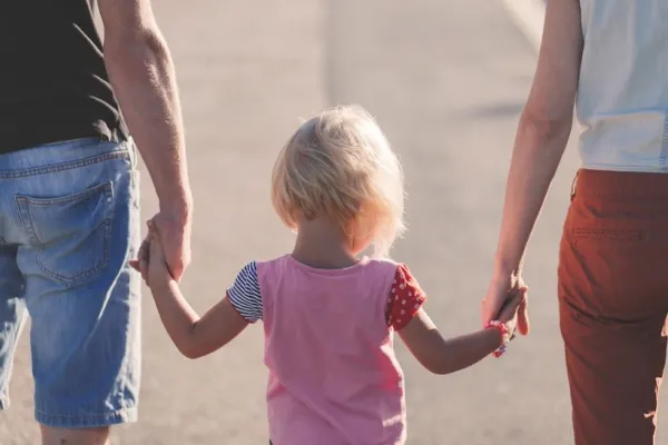 "Copiii din familiile sărace vor fi luați de stat" - fake-news-ul cu care AUR a dezinformat poporul - Ce prevede, de fapt, legea care a creat ISTERIE
