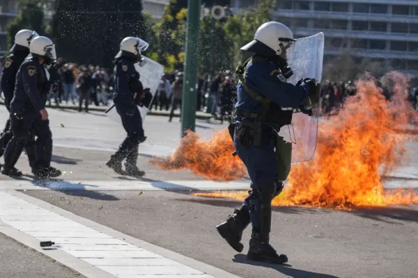 Grecii nu uită tragedia feroviară de săptămâna trecută. Noi proteste violente în marile orașe (VIDEO)