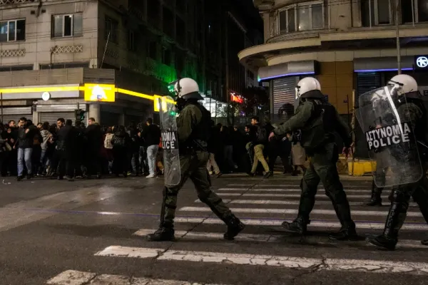 Proteste violente, în Grecia, după tragedia feroviară în care au murit 43 de persoane. Oamenii acuză corupția generalizată din transporturi