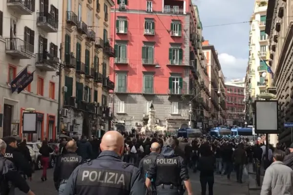 Scene de groază, în Italia. Ultrașii echipelor de fotbal au luat cu asalt orașul Napoli (VIDEO)
