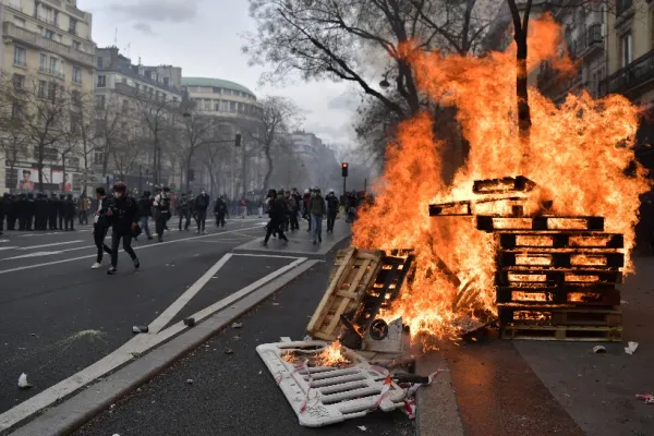 Haos în Franța. Proteste ample împotriva majorării vârstei de pensionare. Peste 120 de poliţişti au fost răniţi, atmosferă de anarhie la Paris