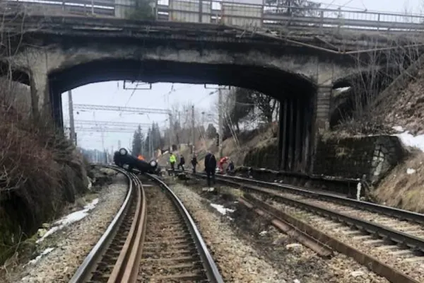 Accident spectaculos, în Predeal. A sărit cu mașina de pe pod direct pe liniile de tren (FOTO)