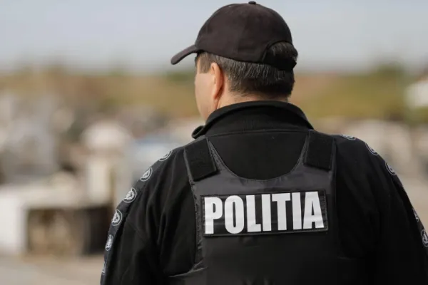 Polițiștii l-au pierdut pe brăileanul care i-a bătut cu propriile bastoane. Omul s-a furișat în timp ce era plimbat între secțiile de spital