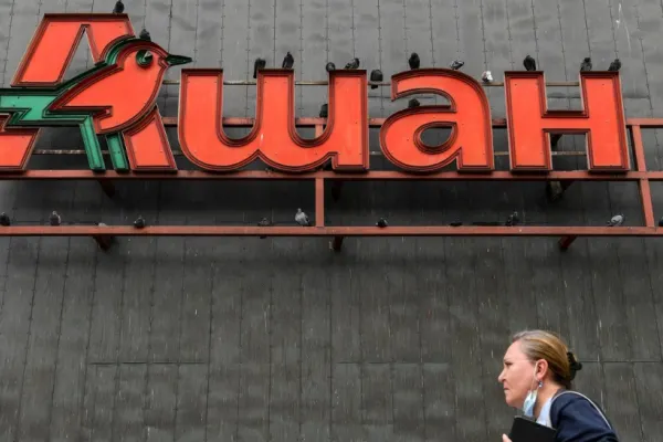 Auchan toarnă și mai mult gaz pe foc. Retailerul a comunicat că nu renunță la piața din Rusia