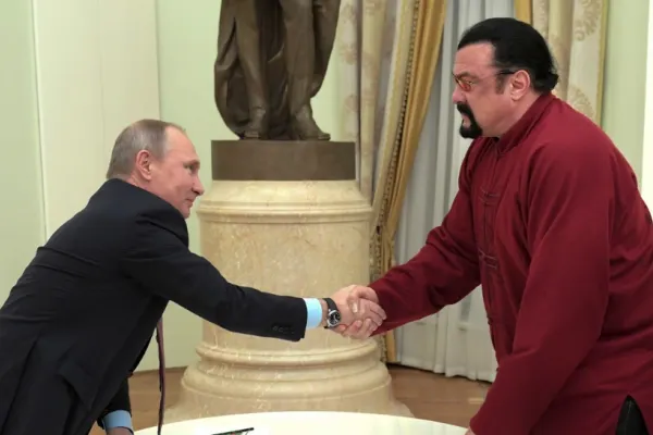 Steven Seagal, angajat să-i antreneze pe soldații lui Vladimir Putin