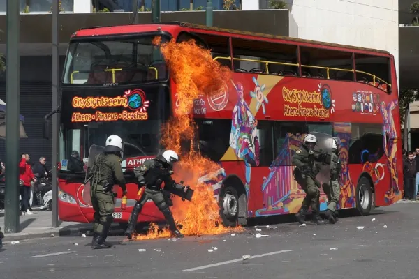 Noi PROTESTE la Atena, după catastrofa feroviară soldată cu 57 de morți și peste 100 de răniți. CIOCNIRI VIOLENTE cu forțele de ordine - FOTO&VIDEO