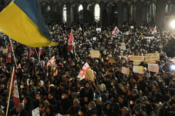 Moscova dă vina pe Statele Unite pentru protestele din Georgia. Noul scenariu al propagandei Kremlinului