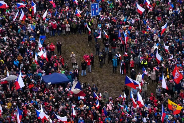Protestele sărăcie la Praga. Zeci de mii de oameni în strada, propaganda prorusă prezentă printre ei