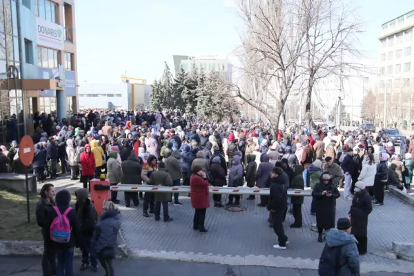Proteste la Chișinău | Aeroportul Internațional, redeschis după o falsă alertă cu bombă. Zeci de manifestanți, duși la poliție. - VIDEO/ LIVE TEXT