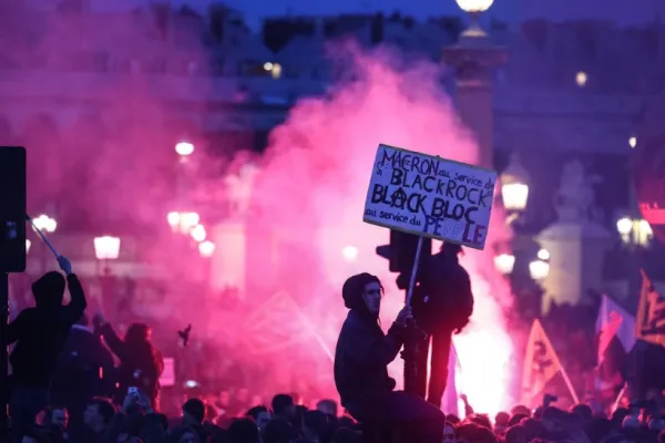 Proteste violente în Franța, mii de oameni pe străzi. Ciocniri la Paris între manifestanți și poliție după majorarea vârstei de pensionare - VIDEO