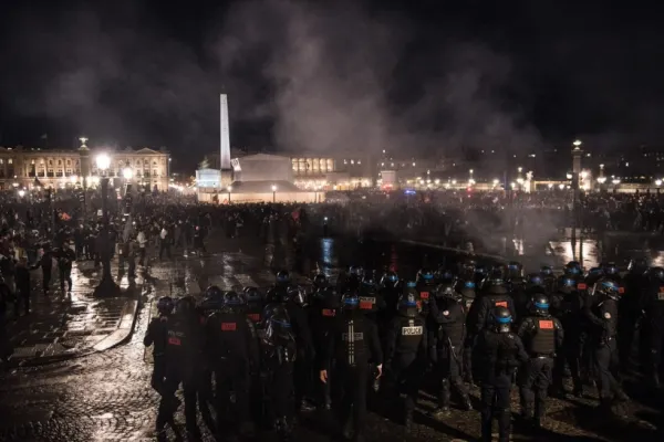 Proteste și ciocniri cu forțele de ordine, în Franța. Violențe în centrul Parisului: un polițist rănit, zeci de arestări. S-a intervenit cu gaze - VIDEO