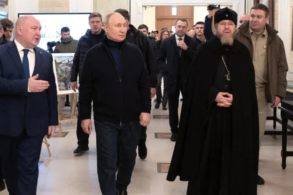 Putin a fost filmat schiopătând în timpul vizitei din Crimeea. VIDEO
