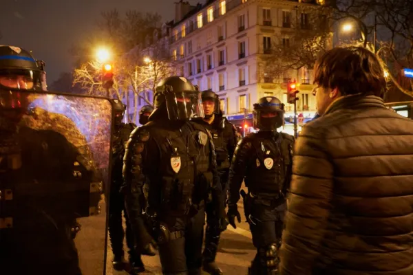 Noi PROTESTE violente în Franța, generate de eșecul moțiunilor de cenzură! Imagini HALUCINANTE pe străzile din Paris - FOTO&VIDEO