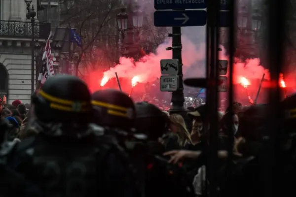 Scene APOCALIPTICE în Paris și marile orașe: peste 300 de proteste, anunțate în zilele următoare. STARE DE ALERTĂ în Franța! - FOTO&VIDEO