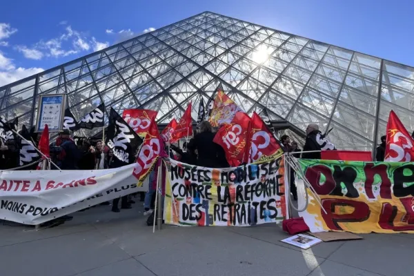 Franța, paralizată în continuare de PROTESTE! Intrarea în cel mai mare muzeu din Paris, BLOCATĂ: oamenii sunt furioși - FOTO&VIDEO