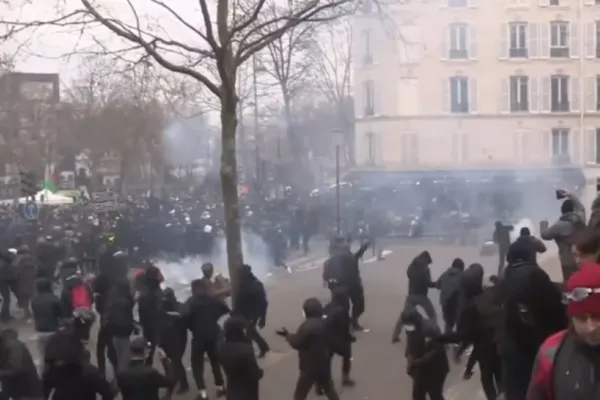 Proteste MASIVE în Franța - Macron: „Guvernul francez nu va ceda în fața violenței”